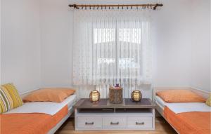 Postel nebo postele na pokoji v ubytování Cozy Apartment In Kostrena