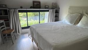 Ένα ή περισσότερα κρεβάτια σε δωμάτιο στο L'ancien poulailler- The Old Hen House