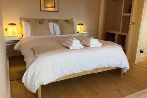 Ένα ή περισσότερα κρεβάτια σε δωμάτιο στο A Cozy Home Away from Home