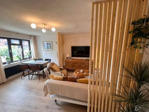 Μια τηλεόραση ή/και κέντρο ψυχαγωγίας στο A Cozy Home Away from Home