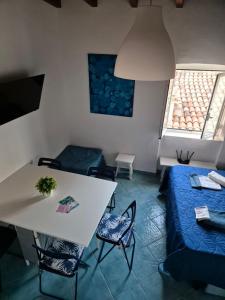 a room with a table and chairs and a bed at Clizia Storia & Mare in Sperlonga