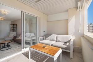 Posezení v ubytování Sea view 2-bedroom apartment with pool