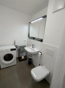 Bilik mandi di Staufer-Apartment