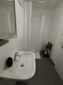Bilik mandi di Staufer-Apartment