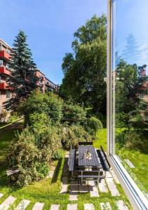 オスロにあるPerfect family place in Oslo!の窓のあるパティオ(テーブル、椅子付)