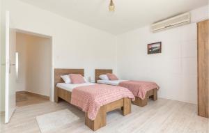 Posteľ alebo postele v izbe v ubytovaní Two-Bedroom Apartment In Metkovic