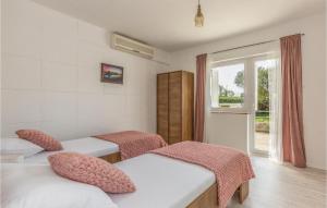 Posteľ alebo postele v izbe v ubytovaní Two-Bedroom Apartment In Metkovic