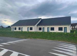una casa bianca sul ciglio di una strada di Appartement studio meublé a Bourbon-Lancy
