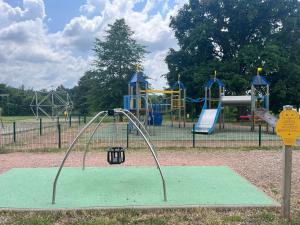 un parco giochi con uno scivolo in un parco di Appartement studio meublé a Bourbon-Lancy