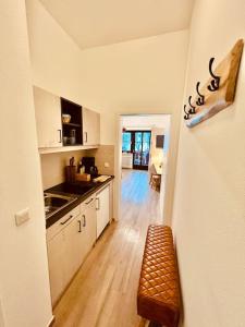 Kuchyň nebo kuchyňský kout v ubytování Wundervolle Ferienwohnung mit Bademantelzugang zur Therme