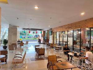Restaurace v ubytování Yuvin Room at Mataram City Tower Sadewa