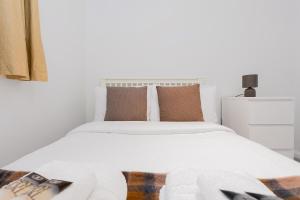 a bedroom with a bed with towels on it at 2BR with parking, Mill Hill, NW London, 10min Tube in Mill Hill