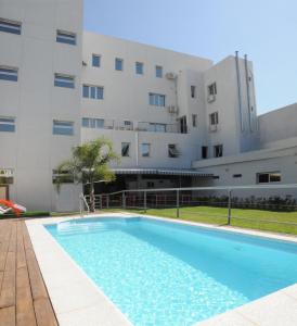 uma piscina em frente a um edifício em Fábrica Hotel em Armstrong