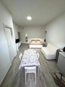 un soggiorno con un tavolo e un divano di La Trinacria a Caltagirone