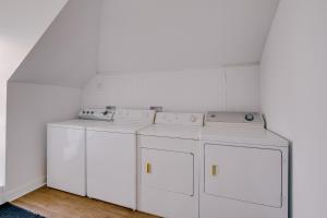 two washers and two dryers in a room at Chambre 302 de l'hôtel Victoria confortable et moderne in Saint-Pascal