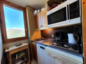 Η κουζίνα ή μικρή κουζίνα στο Résidence L'equerre - Appartement 2 pièces pour 4 personnes de 26m² MAE-0451