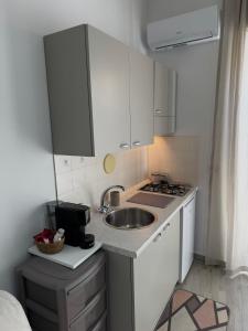 una piccola cucina con un lavello e un bancone di La Trinacria a Caltagirone