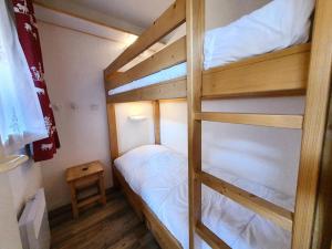 ein paar Etagenbetten in einem Zimmer in der Unterkunft Résidence Le Sextant - SEXTANT 110 MAE-0481 in La Plagne Tarentaise