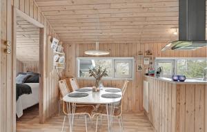 Kuchyň nebo kuchyňský kout v ubytování 3 Bedroom Amazing Home In Pandrup