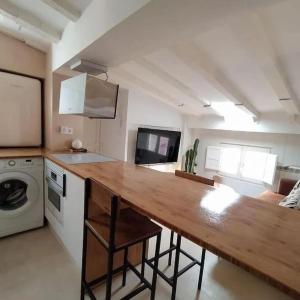 a kitchen with a wooden counter top in a room at Estudio Cama King in Valencia