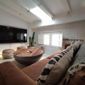 a living room with a couch and a wooden table at Estudio Cama King in Valencia