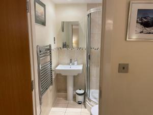 Ένα μπάνιο στο Top Floor En-suite Double Bedrooms With Great View Of Windsor Castle & Free Parking