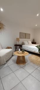 a living room with a coffee table and a bed at Charmant et élégant appartement in Drancy