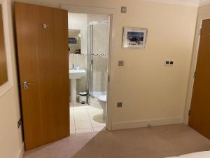Ένα μπάνιο στο Top Floor En-suite Double Bedrooms With Great View Of Windsor Castle & Free Parking +37 φωτογραφίες