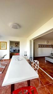 ein Wohnzimmer mit einem weißen Tisch und Stühlen in der Unterkunft Be Marisol in Le Gosier