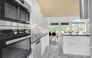 Nhà bếp/bếp nhỏ tại Lovely Home In Ulfborg With Sauna