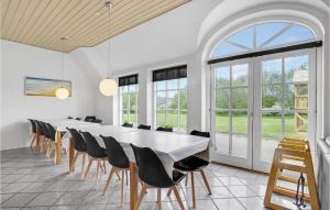 Khu vực hỗ trợ khách đi công tác/phòng hội thảo tại Lovely Home In Ulfborg With Sauna
