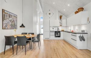 Dapur atau dapur kecil di Amazing Apartment In Ringkøbing
