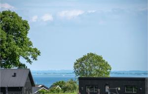 ハザスレウにあるStunning Home In Haderslev With Saunaの水の見える黒家 +22枚の写真