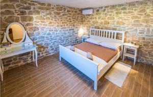 Posteľ alebo postele v izbe v ubytovaní 4 Bedroom Amazing Home In Benkovac
