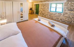 Posteľ alebo postele v izbe v ubytovaní 4 Bedroom Amazing Home In Benkovac