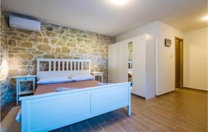 Posteľ alebo postele v izbe v ubytovaní 4 Bedroom Amazing Home In Benkovac