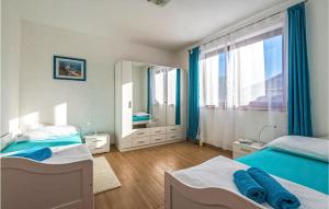 Posteľ alebo postele v izbe v ubytovaní 4 Bedroom Amazing Home In Benkovac
