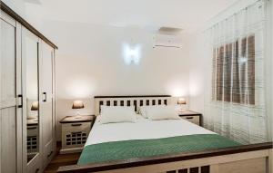 - une chambre avec un lit, 2 tables de nuit et une fenêtre dans l'établissement 1 Bedroom Cozy Apartment In Kneze, à Pupnat