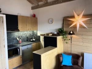 une cuisine avec une décoration d'étoile sur le mur dans l'établissement Les Chalets De Wengen - CHALETS DE WENGEN 95 MAE-0861, à La Plagne Tarentaise