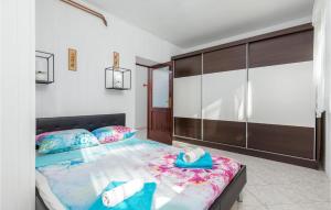 Łóżko lub łóżka w pokoju w obiekcie 2 Bedroom Awesome Home In Vodnjan