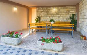 Fotografia z galérie ubytovania Two-Bedroom Apartment In Mali Rat v destinácii Sumpetar + 23 fotografií