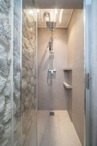una ducha con puerta de cristal en un baño en Nonna House, en Agia Efimia 56 fotos más