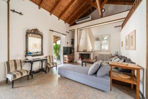 una sala de estar con un sofá y una mesa en Nonna House, en Agia Efimia