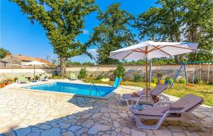 Bazén v ubytovaní Holiday Home Boduleri Cr alebo v jeho blízkosti