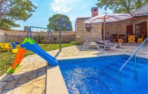 Bazén v ubytovaní Holiday Home Boduleri Cr alebo v jeho blízkosti