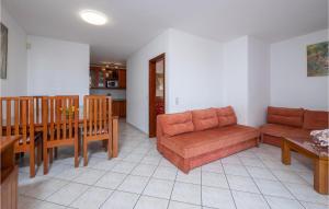 Posezení v ubytování Cozy Apartment In Pula With Wifi