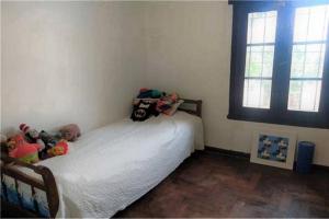 un dormitorio con una cama con animales de peluche en Espectacular casa en Olivos, en Olivos 13 fotos más