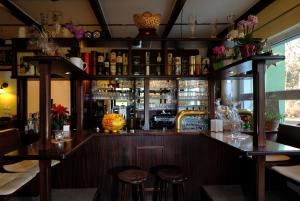 um bar com bancos num restaurante em Waldrestaurant & Hotel em Rangsdorf
