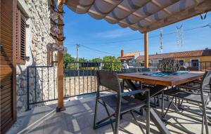Balkon lub taras w obiekcie Lovely Home In Risika With Sauna