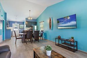 Μια τηλεόραση ή/και κέντρο ψυχαγωγίας στο Cheerful 2 Bedroom